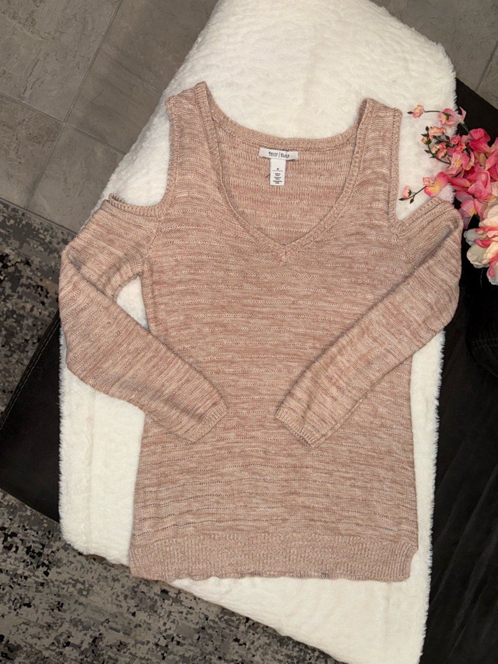 2 x 20$ White House Black Market Blush Open-Shoulder Knit Sweater Size M